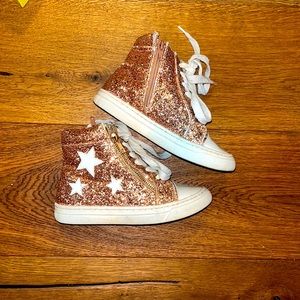 Joyfolie Callie gold glitter high top star sneakers